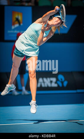 Maria Sharapova (RUS) ha affrontato K. Knapp (ITA) durante il quarto giorno dell'Australian Open. Le temperature sono sempre i massimi a Melbourne e si prevede che raggiungano il 44 Foto Stock