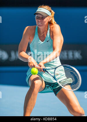 Maria Sharapova (RUS) ha affrontato K. Knapp (ITA) durante il quarto giorno dell'Australian Open. Le temperature sono sempre i massimi a Melbourne e si prevede che raggiungano il 44 Foto Stock