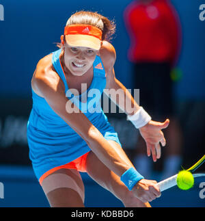Ana Ivanovic compete all'aperto australiano. L'Australian Open - un grand slam torneo - è la manifestazione di apertura del tennis ogni anno di calendario. Foto Stock