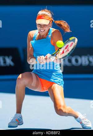 Ana Ivanovic compete all'aperto australiano. L'Australian Open - un grand slam torneo - è la manifestazione di apertura del tennis ogni anno di calendario. Foto Stock