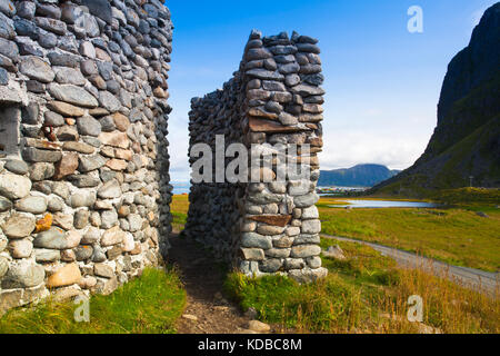 Sulla costa in Eggum, Isole Lofoten in Norvegia. Borga Eggum - vecchia stazione radar. Foto Stock