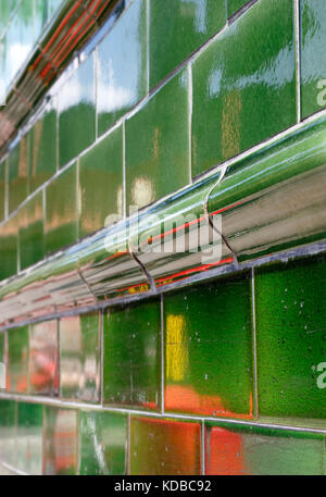 Piastrelle verdi sulla parte esterna del alma taverna, Wandsworth, london, Regno Unito Foto Stock