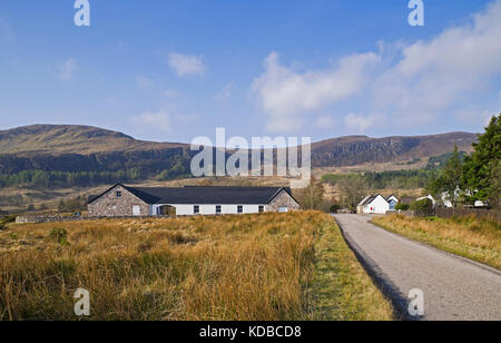 La frazione di Achfary sul Duca di Westminster Reay del patrimonio forestale, main station wagon carica sulla sinistra. Sutherland, Highlands scozzesi, Scozia UK. Foto Stock