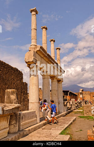 Modo arcadica con colonne doriche al Forum di le rovine di una città romana di Pompei a Pompei Scavi vicino a Napoli, Italia. Vesuvio in distanza. Foto Stock