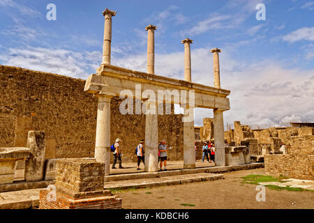 Modo arcadica con colonne doriche al Forum di le rovine di una città romana di Pompei a Pompei Scavi vicino a Napoli, Italia. Foto Stock