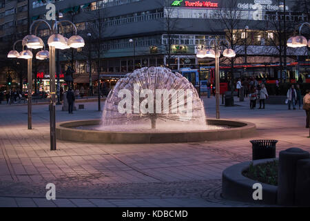 NORVEGIA, OSLO - 7 MAGGIO 2013: Fontana del Dandelion nella piazza del Teatro Nazionale. Oslo. Norvegia Foto Stock