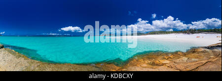 Vista panoramica di Whitehaven Beach con sabbia bianca nelle isole Whitsunday, Queensland, Australia Foto Stock