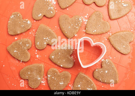 A forma di cuore ad impasto per i cookie Foto Stock