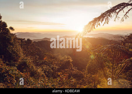 Sunrise caldo in una zona di montagna in Malesia Foto Stock