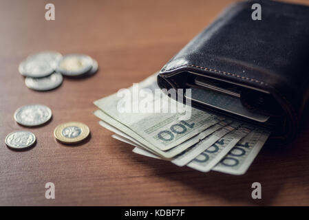 Polsih pln denaro, monete e banconote sul tavolo vicino alla pelle walet. Foto Stock