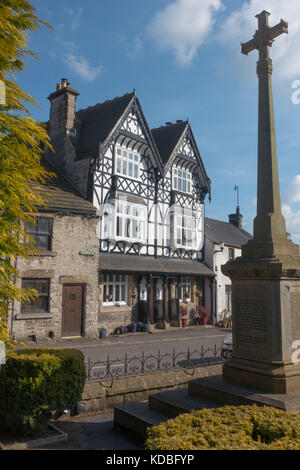 Croce commemorativa e in bianco e nero in casa tideswell, la cattedrale del picco, nel distretto di picco del Derbyshire, Inghilterra Foto Stock