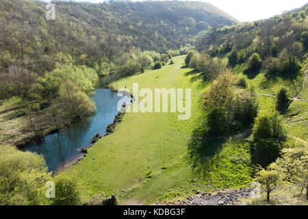 Vista spettacolare dalla testa monsal del fiume Wye fluente attraverso monsal dale, Derbyshire, Inghilterra, entually per soddisfare il Derwent Foto Stock