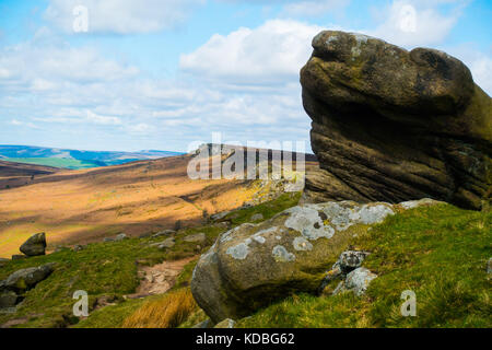 Bordo stanage, Derbyshire, Peak District, Inghilterra. gritstone scarpata popolare con gli alpinisti ed escursionisti Foto Stock