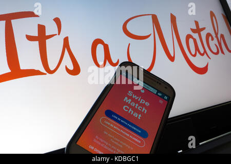 Un display dello smartphone mostra Tinder applicazione web login Foto Stock