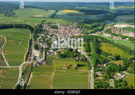 Avenay-Val-d'Or (nord-est della Francia). Vista aerea del borgo e la campagna circostante con i vigneti della Champagne. Foto Stock