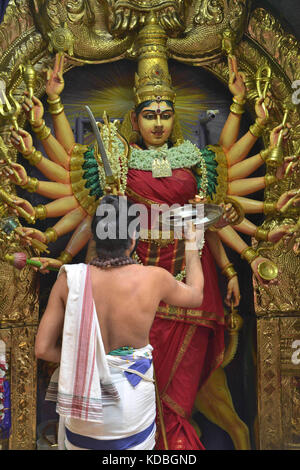 Singapore. Serangoon Road, Little India District, credente portando un sacrificio nel tempio Hindu Sri Veeramakaliamman, dedicato alla Dea Kali, DEA Foto Stock