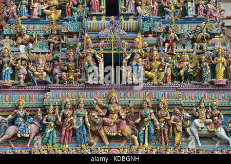 Singapore. Serangoon Road, Little India District, sculture e statue sulla facciata esterna del Tempio Hindu Sri Veeramakaliamman, dedicata a K Foto Stock