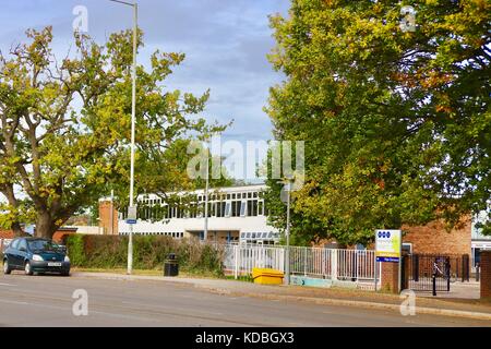 Scuola superiore Kesgrave sulla strada principale a Kesgrave, Suffolk. Foto Stock