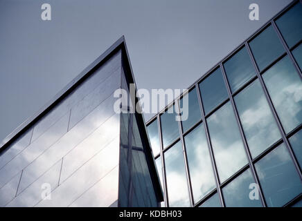 Architettura. Punto di vista ad angolo basso della sezione di vetro di façade moderno edificio commerciale. Foto Stock