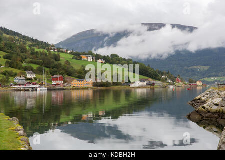 Case e fattorie sul lato del fiordo Nordfjorden vicino al villaggio di olden Foto Stock