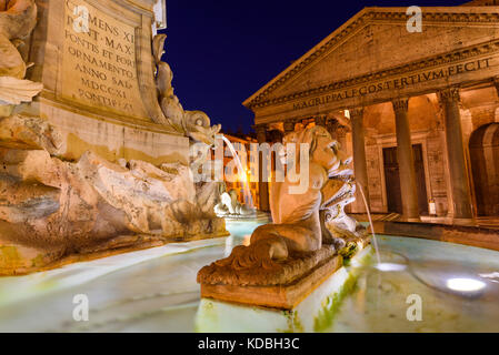 Twilight vista del Pantheon e Fontana a piazza della Rotonda, Roma, lazio, Italy Foto Stock