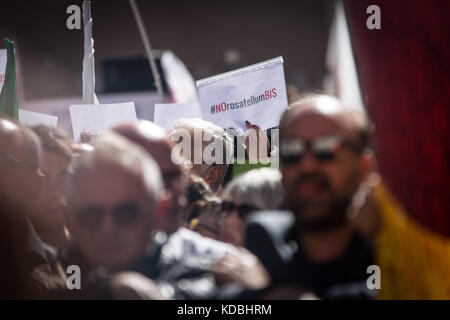 Roma, Italia. Undicesimo oct, 2017. Roma, 11 ottobre 2017 i sostenitori del anti-stabilimento 5 stelle di movimento (m5s) stadio una protesta al di fuori della casa inferiore contro la decisione del governo di mettere un disegno di legge per una nuova legge elettorale di voti di fiducia, a Roma, Italia, 11 ottobre 2017. m5s dire il disegno di legge è stato progettato per far naufragare la loro possibilità di vincere le prossime elezioni, che avrà luogo nei primi mesi del 2018. Nella foto un momento di dimostrazione delle 5 stelle di movimento (m5s) Credito: Andrea ronchini/Pacific press/alamy live news Foto Stock