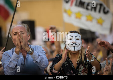 Roma, Italia. Undicesimo oct, 2017. Roma, 11 ottobre 2017 i sostenitori del anti-stabilimento 5 stelle di movimento (m5s) stadio una protesta al di fuori della casa inferiore contro la decisione del governo di mettere un disegno di legge per una nuova legge elettorale di voti di fiducia, a Roma, Italia, 11 ottobre 2017. m5s dire il disegno di legge è stato progettato per far naufragare la loro possibilità di vincere le prossime elezioni, che avrà luogo nei primi mesi del 2018. Nella foto un momento di dimostrazione delle 5 stelle di movimento (m5s) Credito: Andrea ronchini/Pacific press/alamy live news Foto Stock