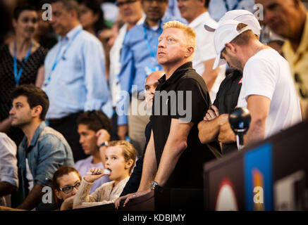 La leggenda del tennis Boris Becker - in camicia nera - Orologi come suo studente - Novak Djokovic (SRB) salì contro lucas non seminata lacko (svk) nel giorno uno giocare Foto Stock