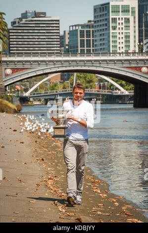 Stanislaus Wawrinka della Svizzera - vincitore del 2014 Australian Open Men's Singles, cammina lungo il fiume Yarra di Melbourne con il suo trofio da campionato Foto Stock