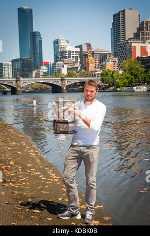 Stanislaus Wawrinka della Svizzera - vincitore del 2014 Australian Open Men's Singles, cammina lungo il fiume Yarra di Melbourne con il suo trofio da campionato Foto Stock