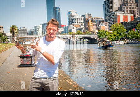 Stanislaus Wawrinka della Svizzera - vincitore del 2014 Australian Open Men's Singles, cammina lungo il fiume Yarra di Melbourne con il suo trofio da campionato Foto Stock