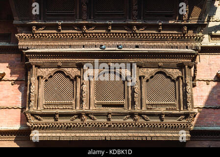 Molto vecchia finestra nepalese di legno chiamato Ankhi jhyal Foto Stock