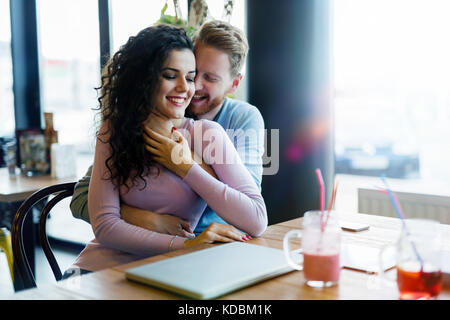 Giovane coppia felice su data nel coffee shop Foto Stock