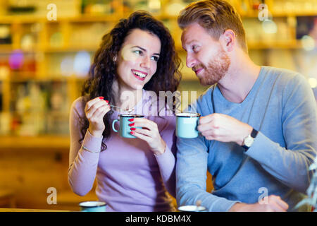 Coppia romantica avente data nel coffee shop Foto Stock