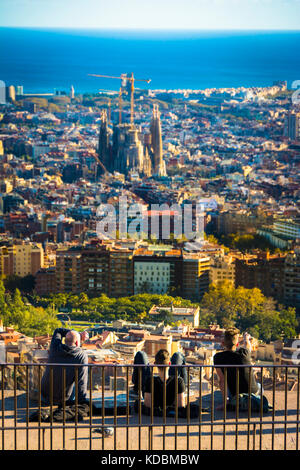 Le persone che si godono la vista della città di Barcellona dal bunker del Carmelo viewpoint. Il mare mediterraneo, sagrada familia basilica Foto Stock