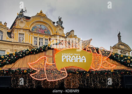 Praga mercatino di Natale sulla piazza della città vecchia di Praga, Repubblica ceca, l'Europa. dicembre 2016. Foto Stock