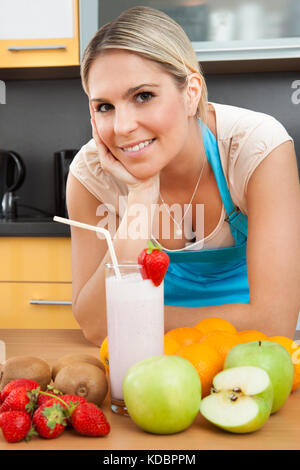 Ritratto di giovane donna con il frullato fragole Foto Stock