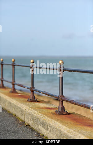 Alcune ringhiere in ghisa sul fronte mare a Cowes sull'Isola di Wight , Regno Unito Foto Stock