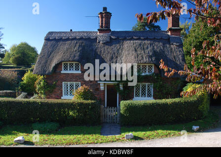 Cottage con tetto in paglia in osmaston derbyshire Foto Stock