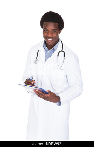 Ritratto di un felice africano maschio medico iscritto negli appunti Foto Stock