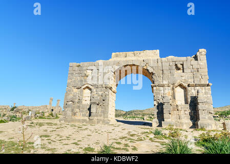 Arco di Caracalla in rovine romane, antica città romana di Volubilis. Il Marocco. Il Nord Africa Foto Stock