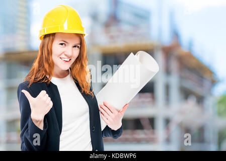 Ritratto di un architetto di successo con disegni sul sito in costruzione Foto Stock