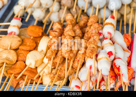 Shish kebab su spiedini - sfere e torte di close-up alla griglia su un grill Foto Stock