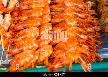 Shish kebab su spiedini - sfere e torte di close-up alla griglia su un grill Foto Stock