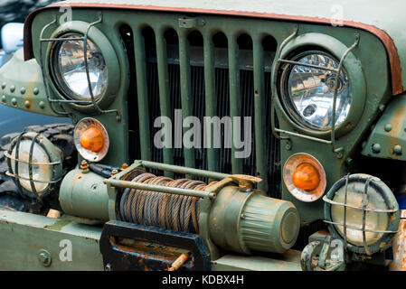 Close-up di un faro di un vecchio vettura militare Foto Stock