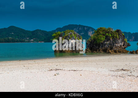 Un terribile blu cielo con una pioggia pesante su acqua di mare in Thailandia Foto Stock