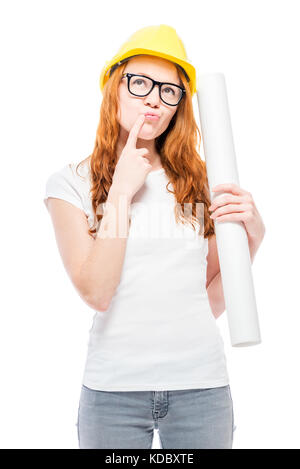 Malinconici donna con blueprint in un casco giallo isolato Foto Stock
