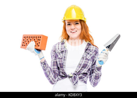 Donna builder con un mattone e frattazzo su sfondo bianco Foto Stock