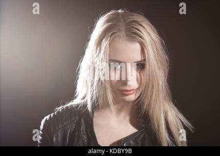 Ritratto di una ragazza giovane e carina su sfondo nero Foto Stock