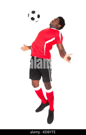 Ritratto di calcio africano giocatore giocare con il calcio su sfondo bianco Foto Stock